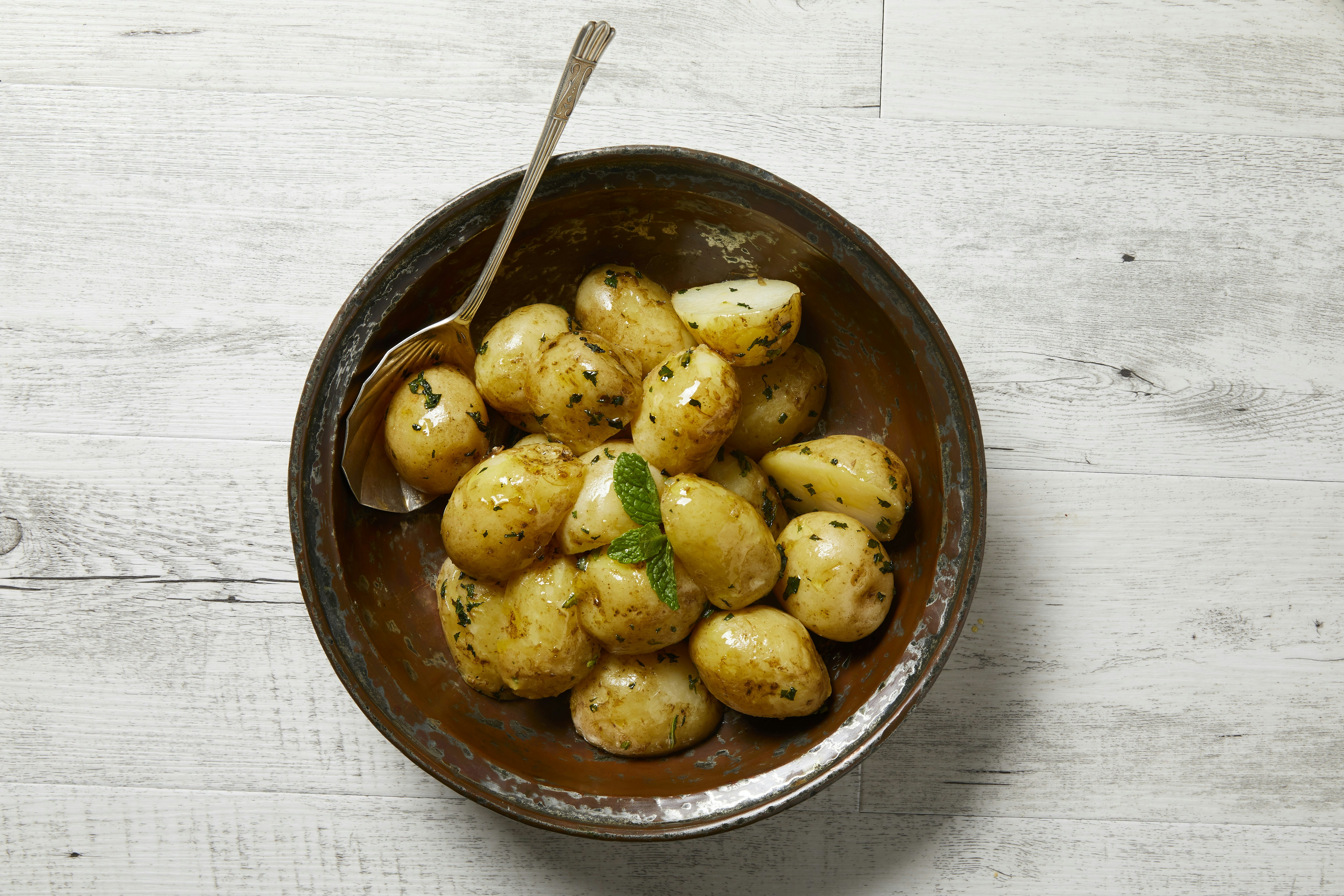 https://freshchoice.imgix.net/assets/recipes/Boiled-New-Potatoes-with-Minty-Herb-Butter.jpg