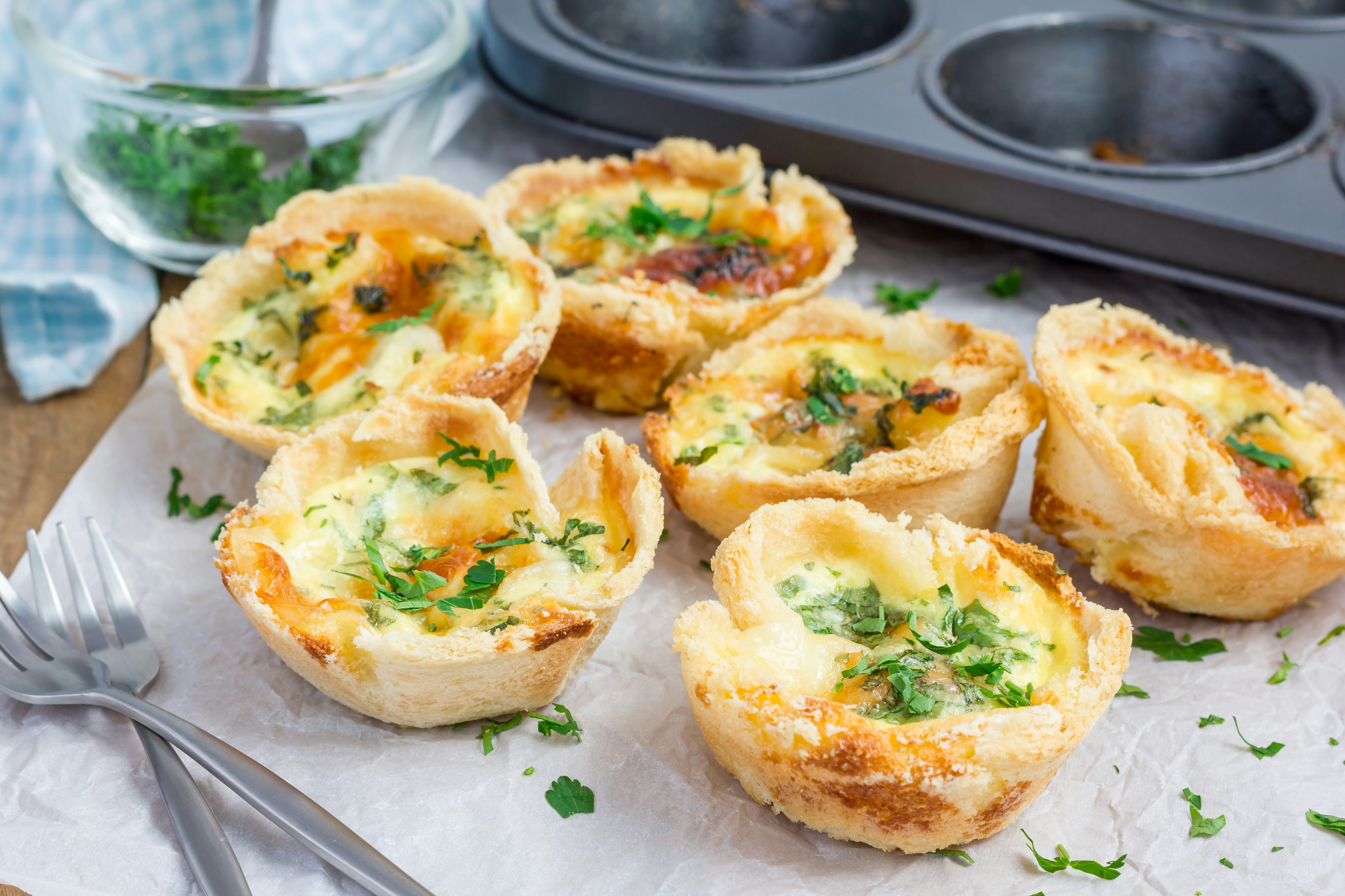 Mini quiche with bacon 517864720
