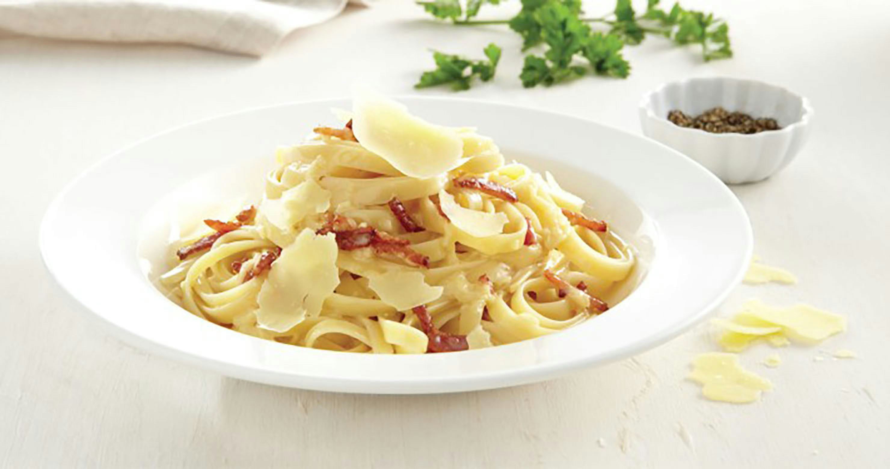 fettuccine carbonara plating